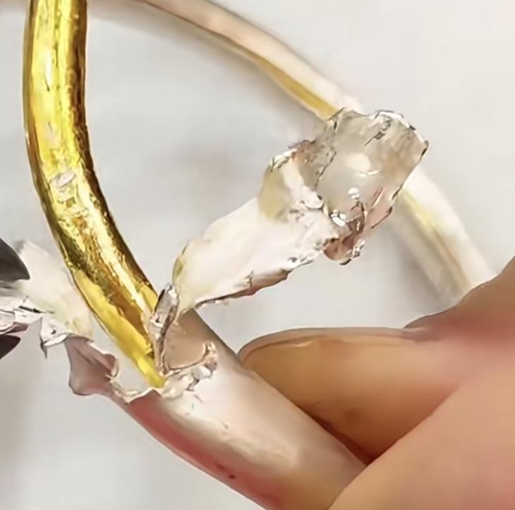 女孩幡然醒悟
她弄丢了那个值得托付终身的人
为庆祝结婚纪念日，丈夫送给妻子一只手