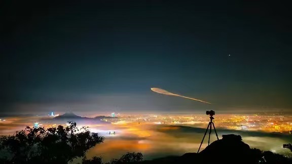 青岛多位网友拍下火箭夜光云 青岛网友实拍火箭升空美景，尾焰穿云氛围感拉满，山河夜
