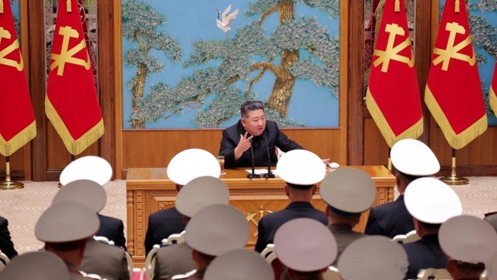 凤凰新闻【金正恩下令：加强朝鲜南部边境一线部队，把边界筑成坚不可摧的要塞】据凤凰