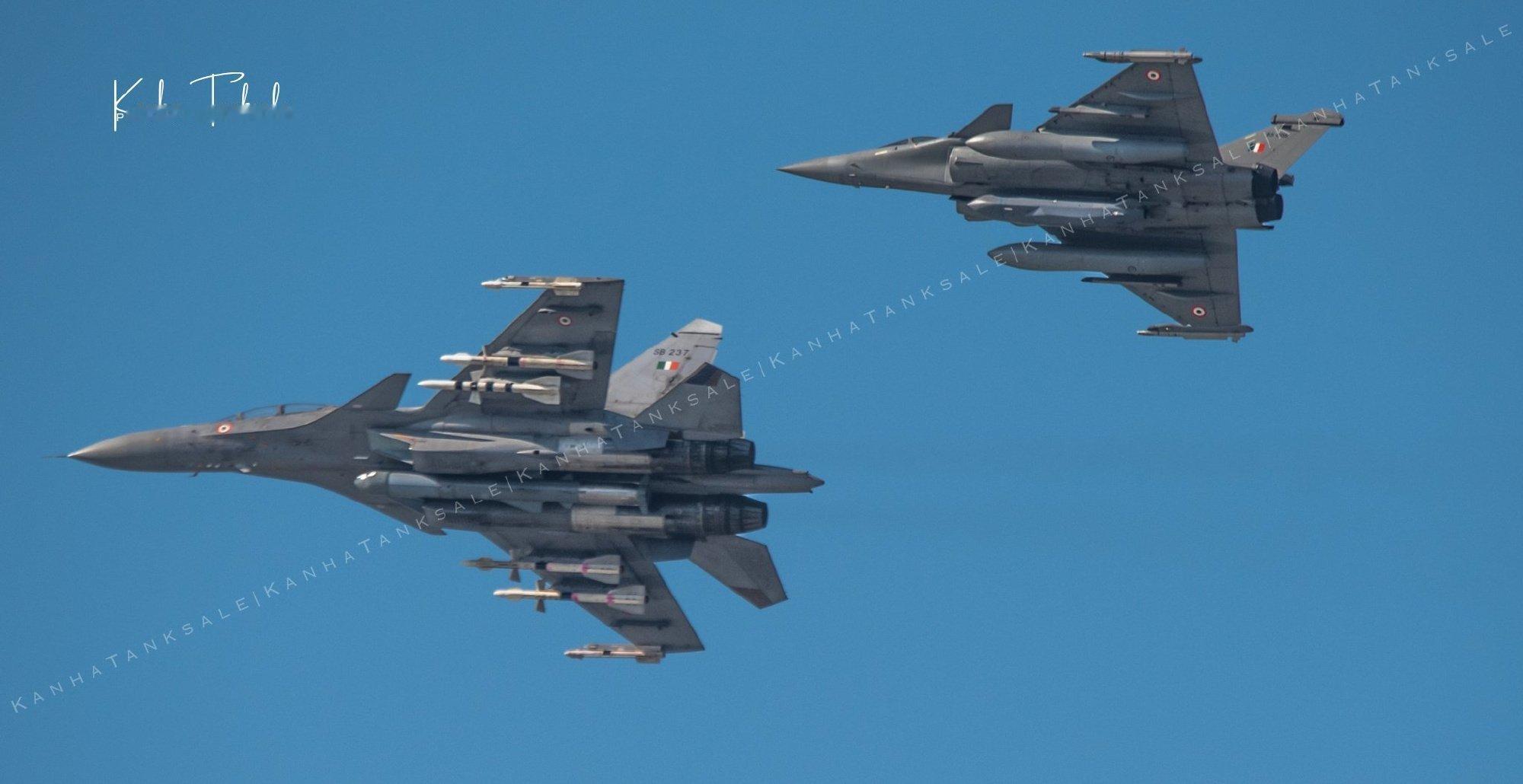 印度空中打击神器🔻Su30MKI的空空导弹，给人上世纪90年代的感觉。中间的布