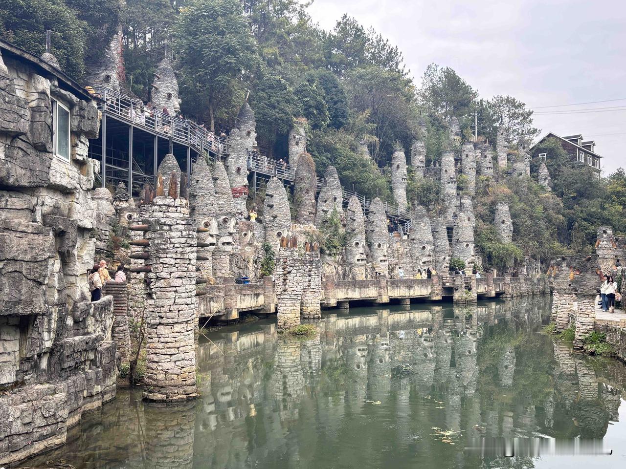 贵阳的夜郎谷
是怎么做出这么多表情怪异的石头人呀
真的是各有各的特点