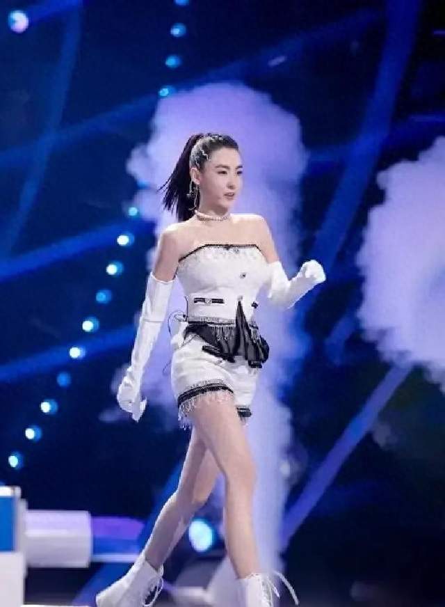 与前夫复合绯闻辟谣后，46岁张柏芝迎来好消息，这下地位终于稳了