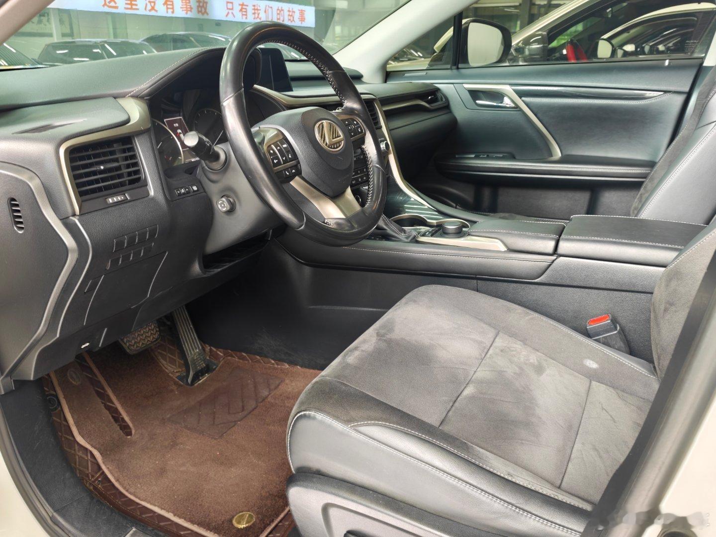 RX300还能滞销… 上个月月底拿回来的车 17年Rx300 精英版 8.9万公