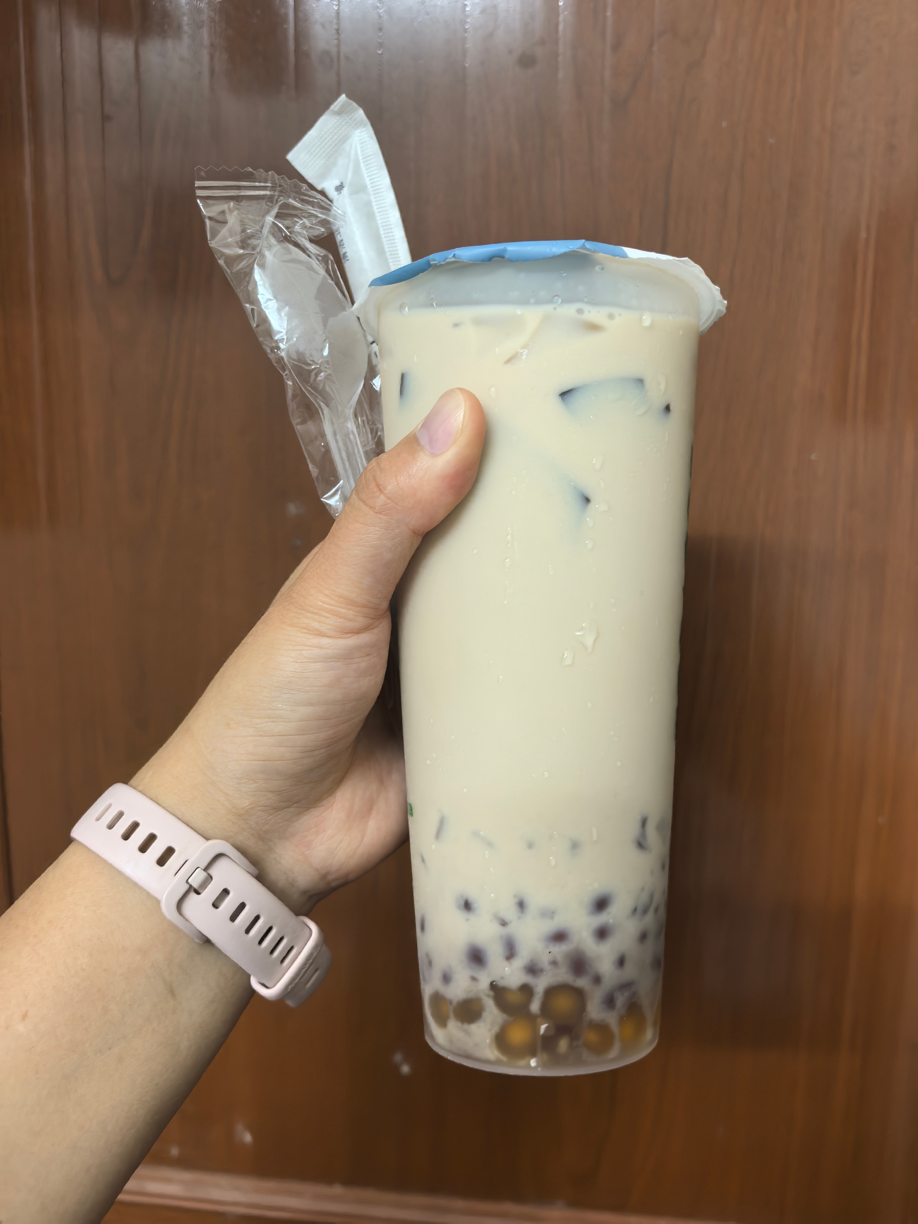 刚想穿睡衣老板就给我打电话说多买了一杯烧仙草，让我出去拿，本来都拒绝了，但是娃说