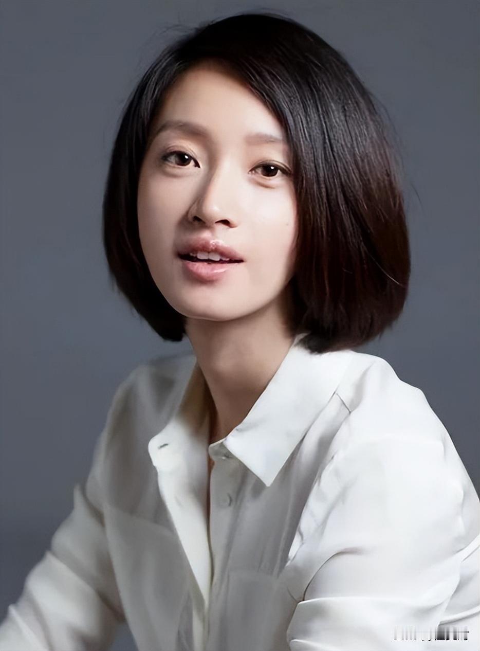 这个故事讲的是沈佳妮，号称“最干净女演员”，经历了不少波折，虽然她在婚姻中找到了