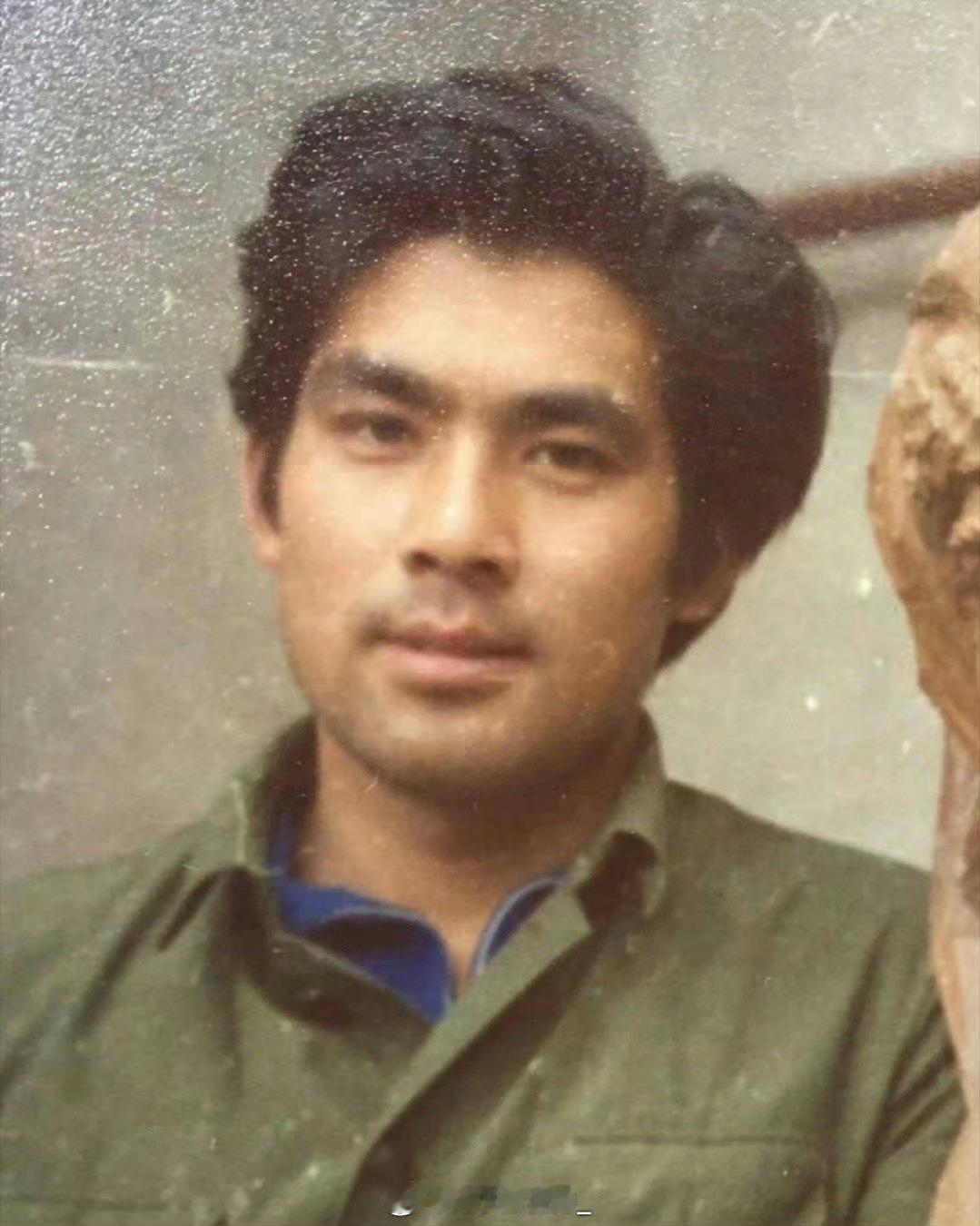 1981年，内蒙古。一位27岁的年轻人，看起来满满的荷尔蒙，认得出他是谁了吗？ 