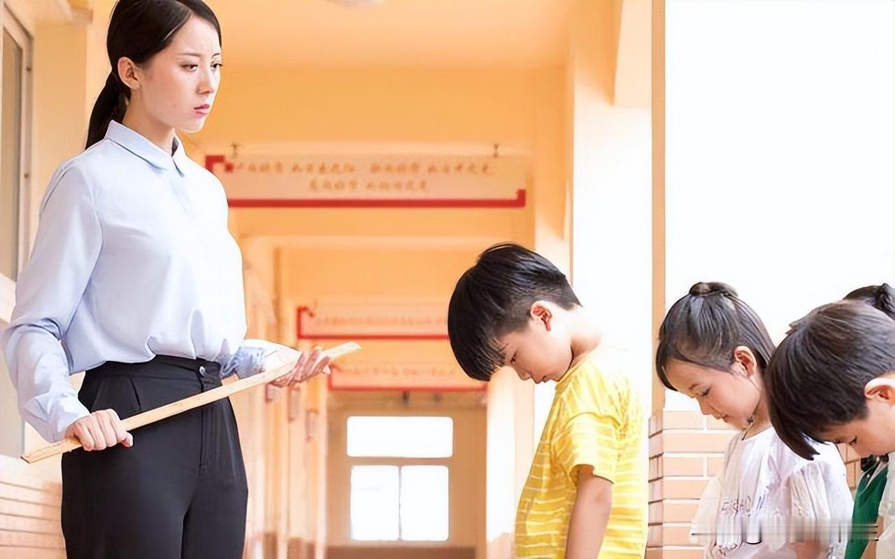 教师用戒尺打了学生，电话中，学生妈妈崩溃地斥责教师，让我们听到了教育的无奈，认识