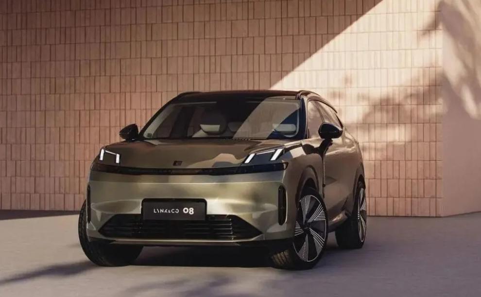 【车视头条】领克旗下全新中型SUV——领克08将于8月8日正式开启预售。作为全新