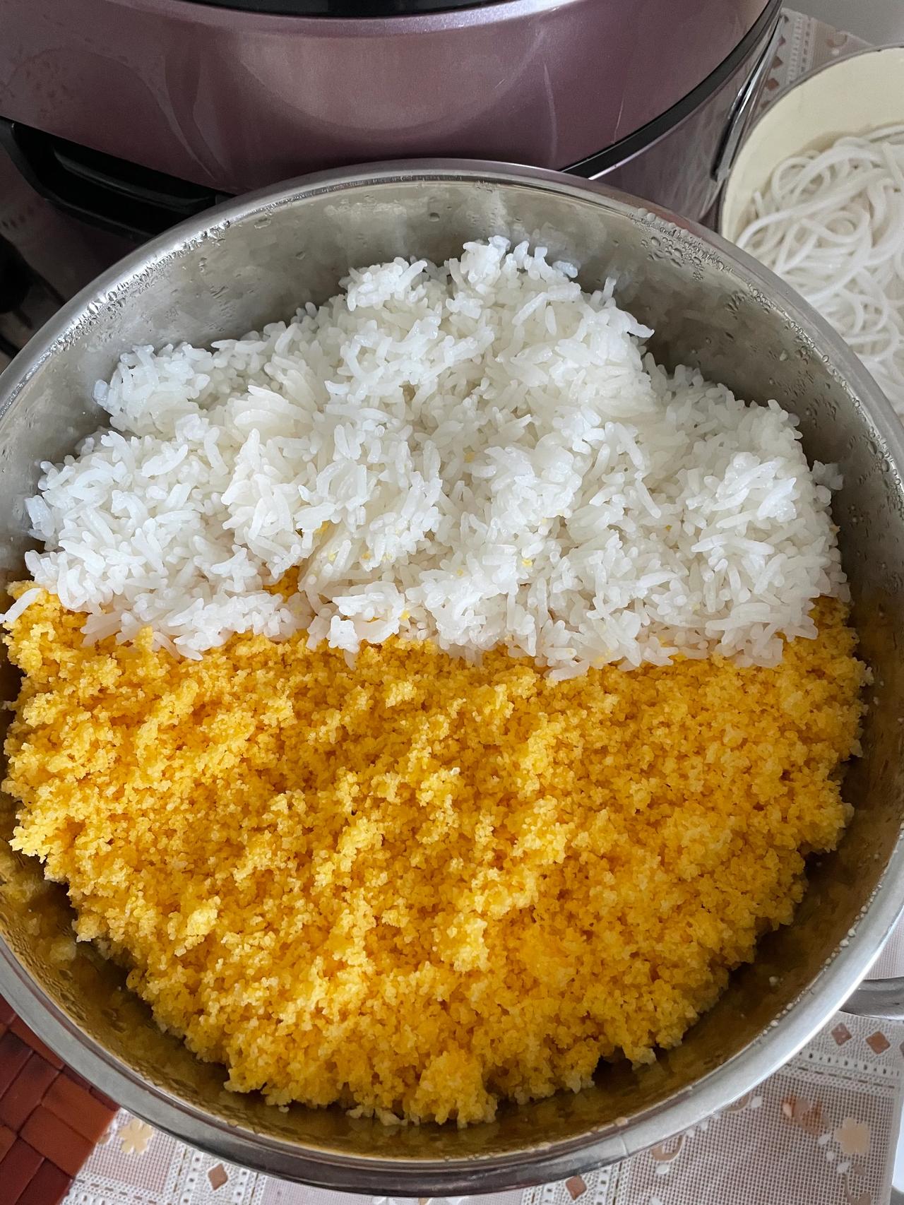 #秋日美食分享#
晚歺一人不想做饭，到妈妈家吃。[偷笑]
妈妈做了火腿、炒土豆?