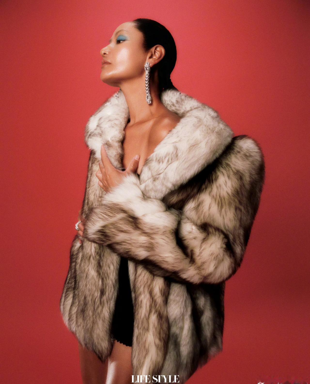 瞿颖每一套造型都精准戳中性格切面 。不追流量不迎合，顺着本心的松弛感，让她在时尚