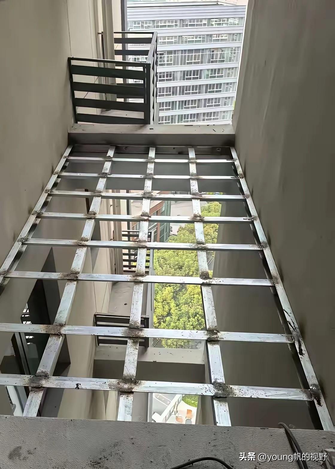 在现在的一些商品房住宅小区，经常会看见楼宇之间会有一些架空的框架。于是有些业主想