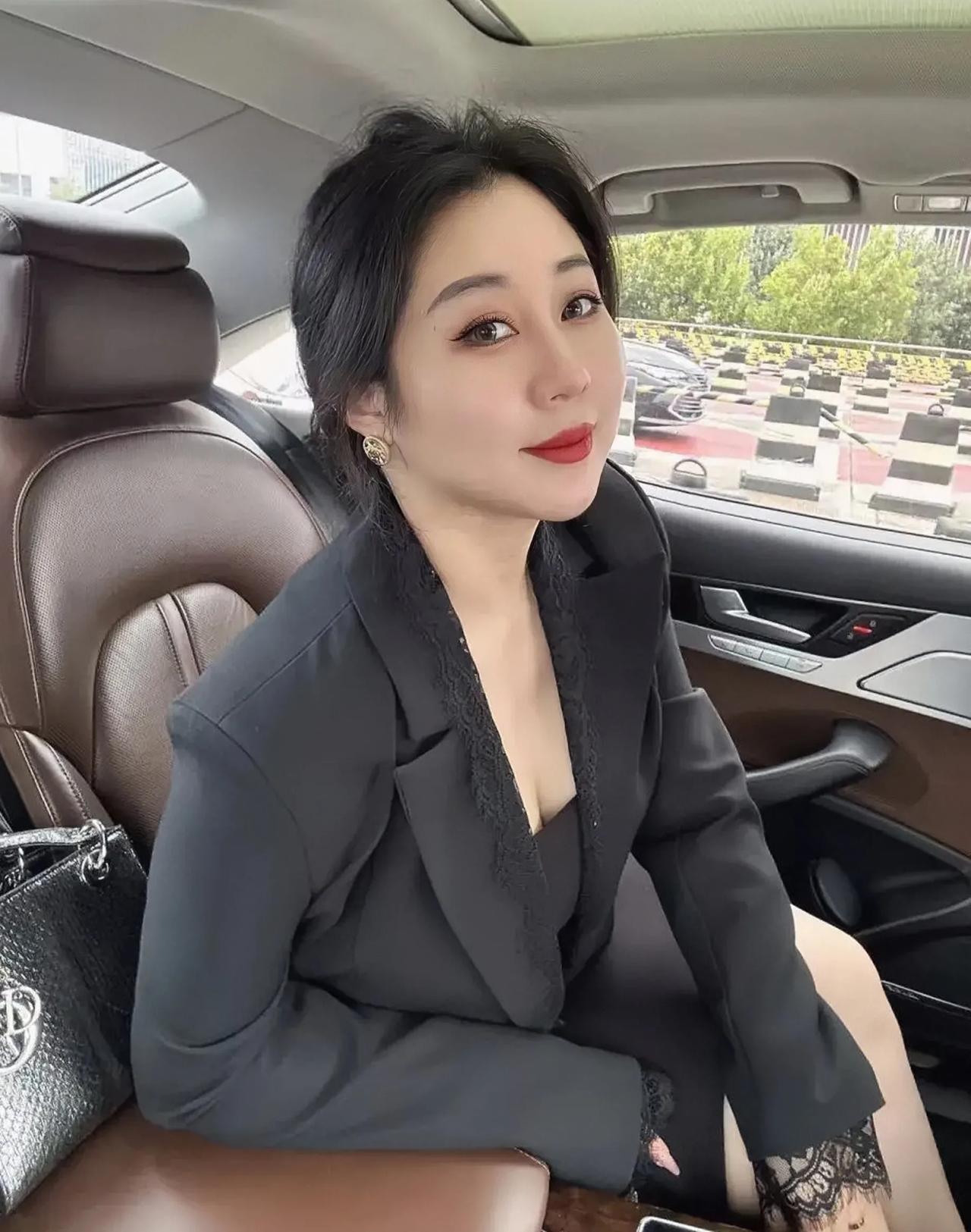 迷人成熟美阿姨
平时喜欢穿黑色系服装的阿姨，时尚前卫且气场强大，是网友心目中的时