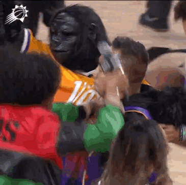 [烟花]10000美元到手！
🚨菲尼克斯太阳队球迷投中半场球，赢得1万美元！