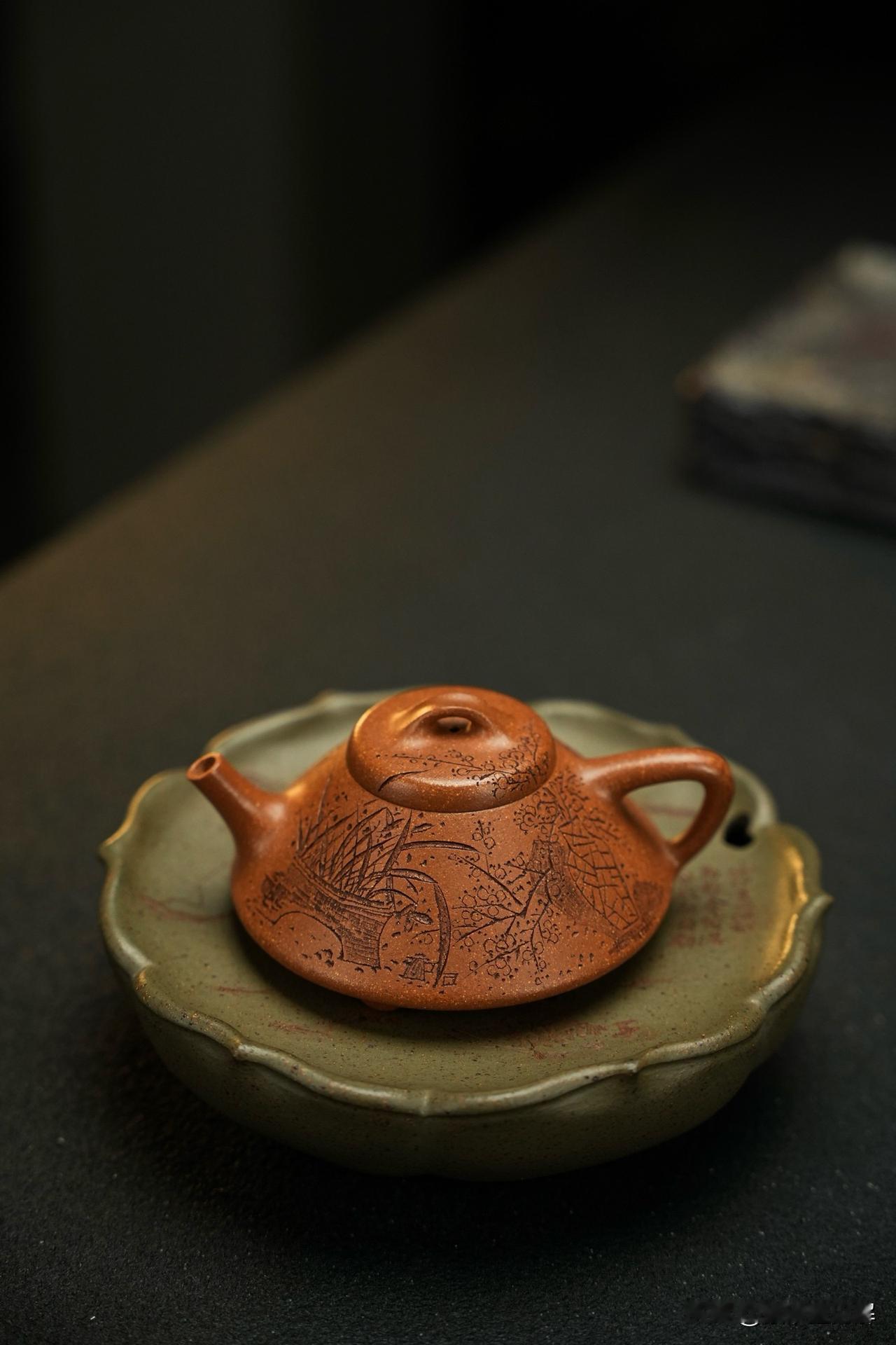 历代紫砂艺人在细心观察和研究社会现象及自然形态的基础上，吸取了中国传统绘画和古代