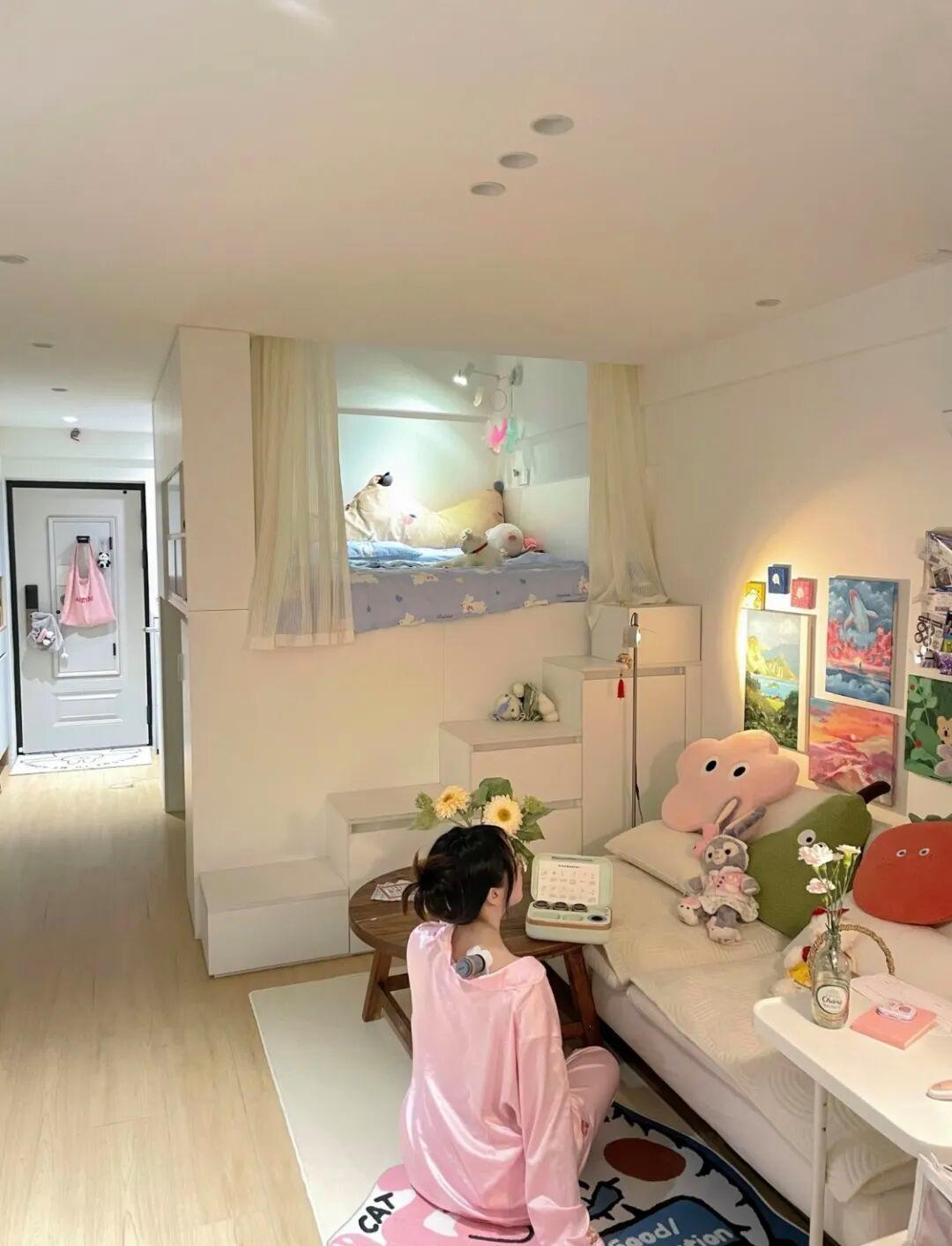 香港博主@格子的18㎡“魔法改造”，直接被那张抬升1.3米的定制阁楼惊艳到了！层