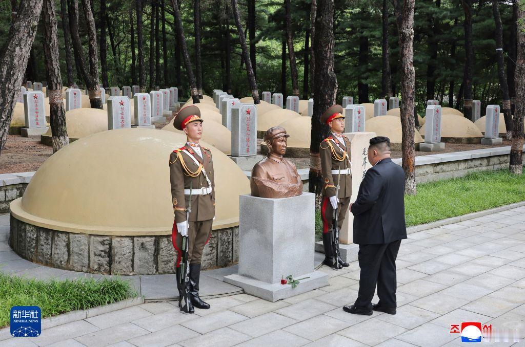 在朝鲜战争停战73周年纪念日前夕，朝鲜最高领导人金正恩率核心干部及家属参谒中国人