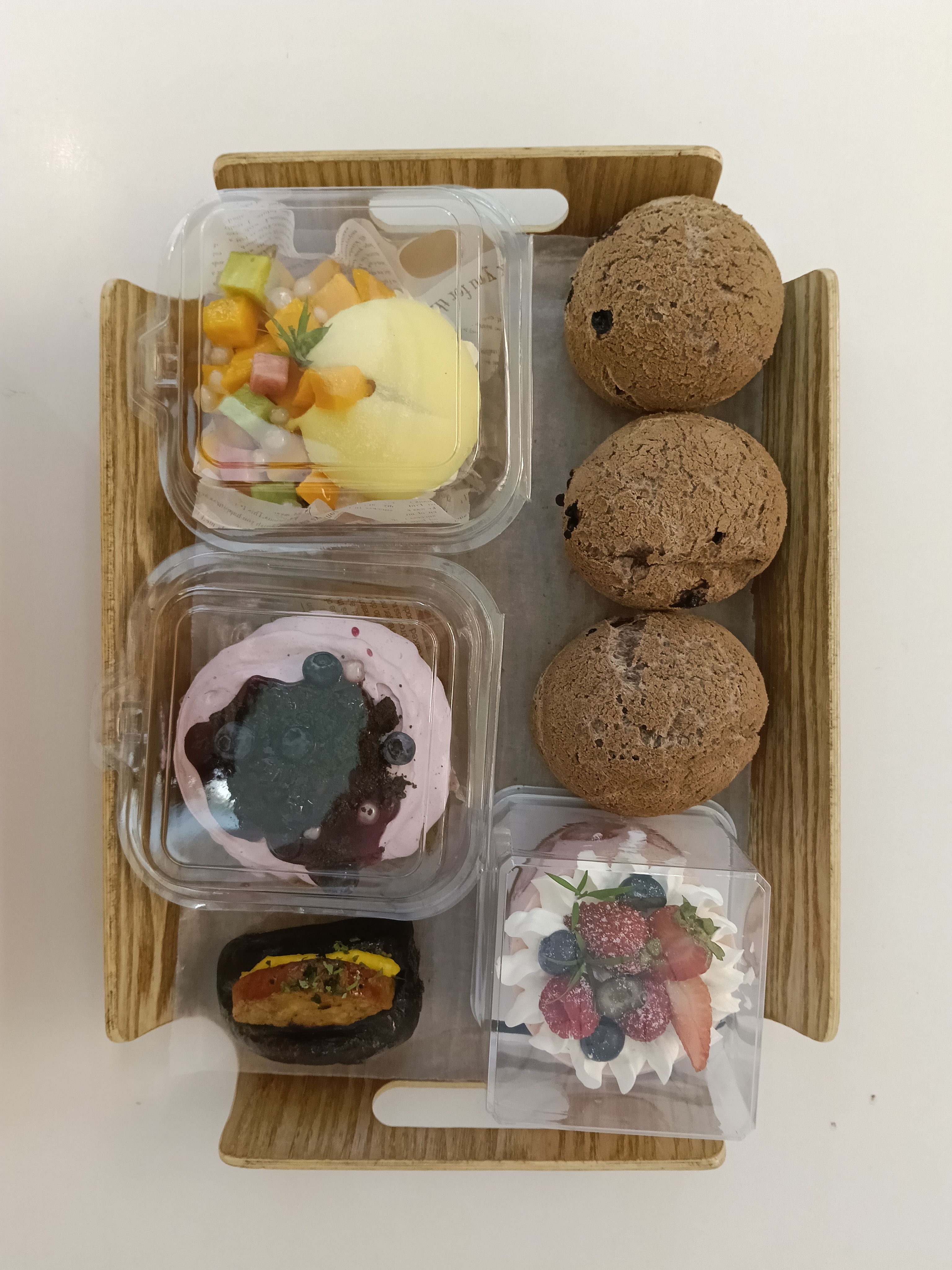 这麻薯超实在，还放巧克力豆🧁。小甜品也买了3个🥐🥯🥨🥖🥓🌭～ 衡阳