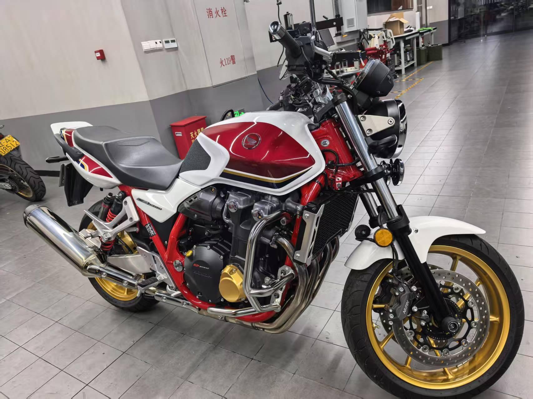 每次听林俊杰 张信哲 李宗盛这些人的演唱会，我都有个感觉，他们火，是有绝对能站得