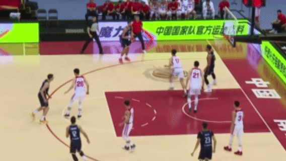 郭导没忍住[揣手]中国男篮vs波黑男篮 ​​​