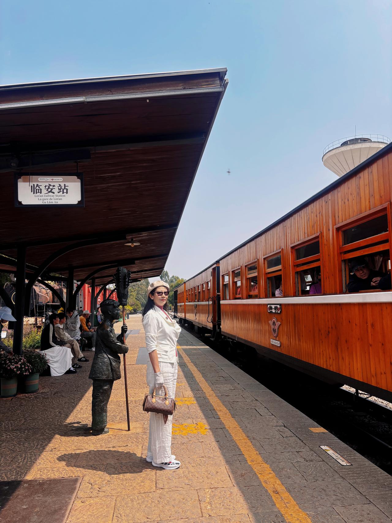 乘坐建水小火车途经：临安站，双龙桥站，乡会桥站，团山站。团山站也就是终点站，它连