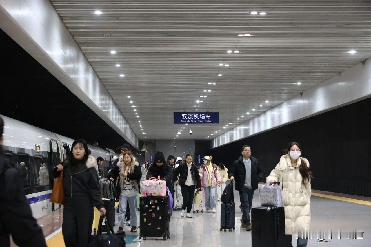 集卡领红包今年春运，双流机场站、天府机场站客流稳步增长，预计分别发送旅客22.6