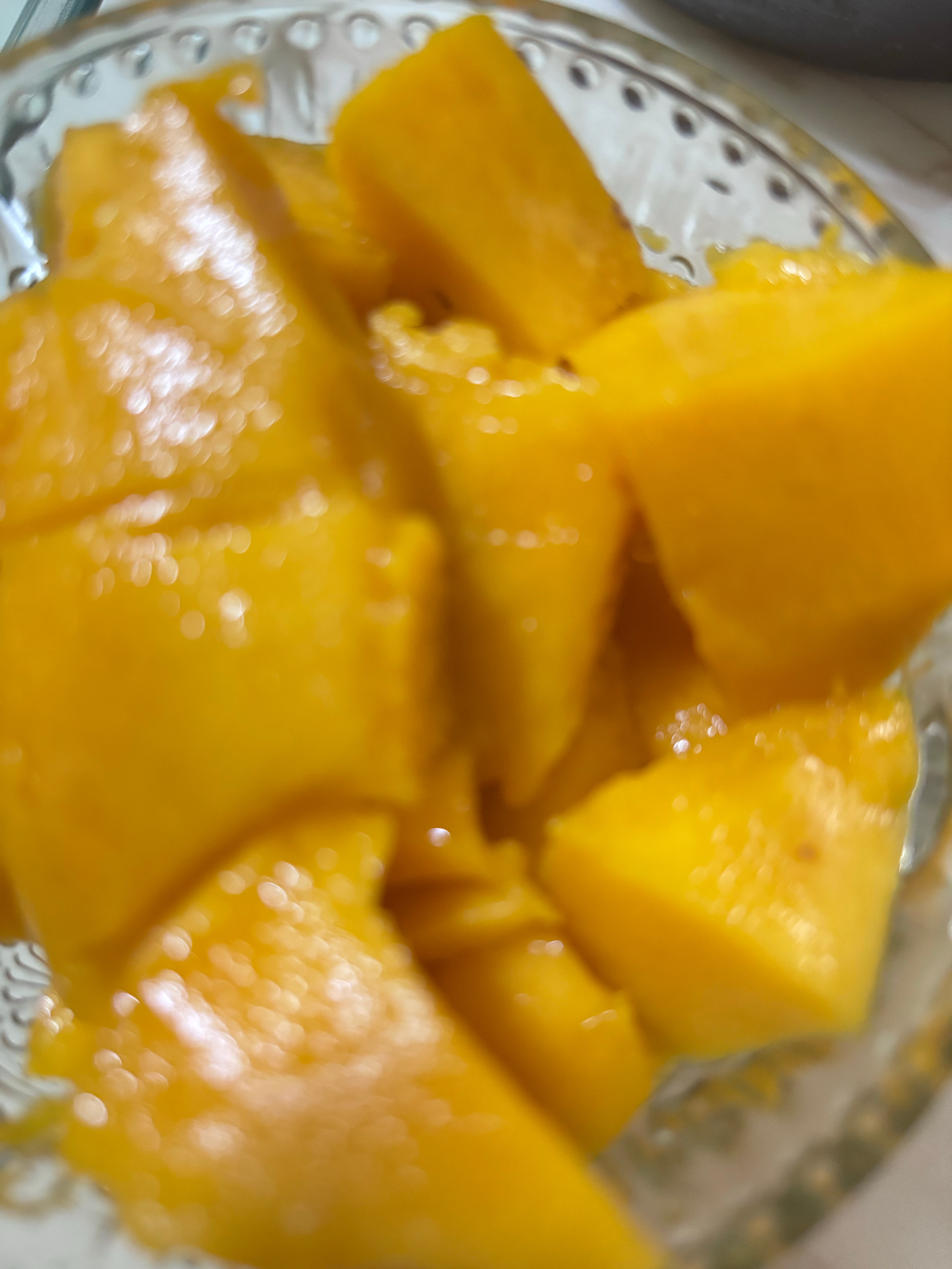 家里吃的水果太多了，一个大芒果🥭放在那忘记吃，刚才看芒果蒂那一头开始坏了，我就