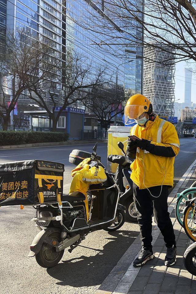 “00后”小伙跑外卖5年攒下112万！

近日，有网友在社交媒体发布了自己5年来