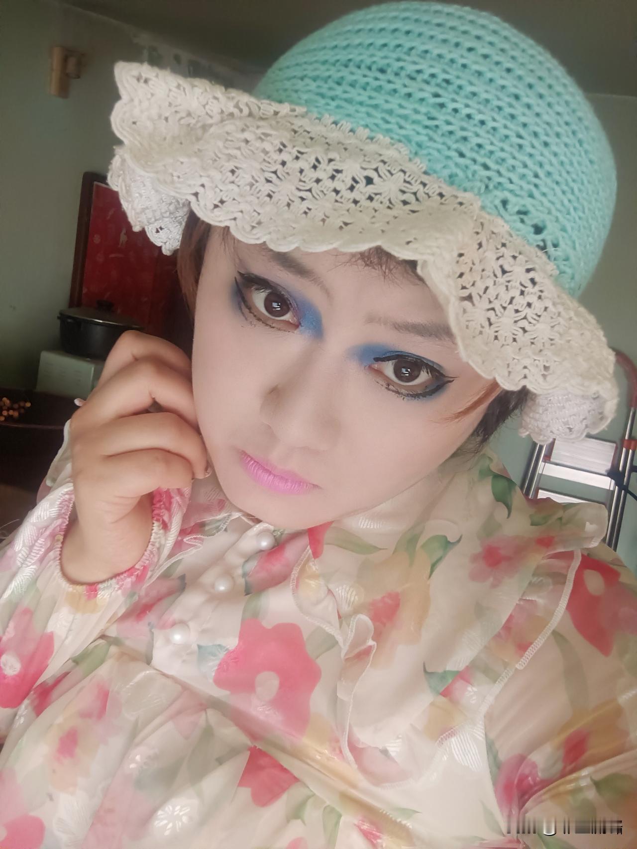 今天我化了妆，做了一个蓝色的帽子，想卖出去，不知道能不能行！