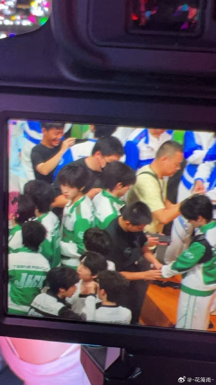 橹穆靠背王橹杰穆祉丞不经意间的靠背 橹穆靠背，王橹杰穆祉丞不经意间的靠，谁来懂一