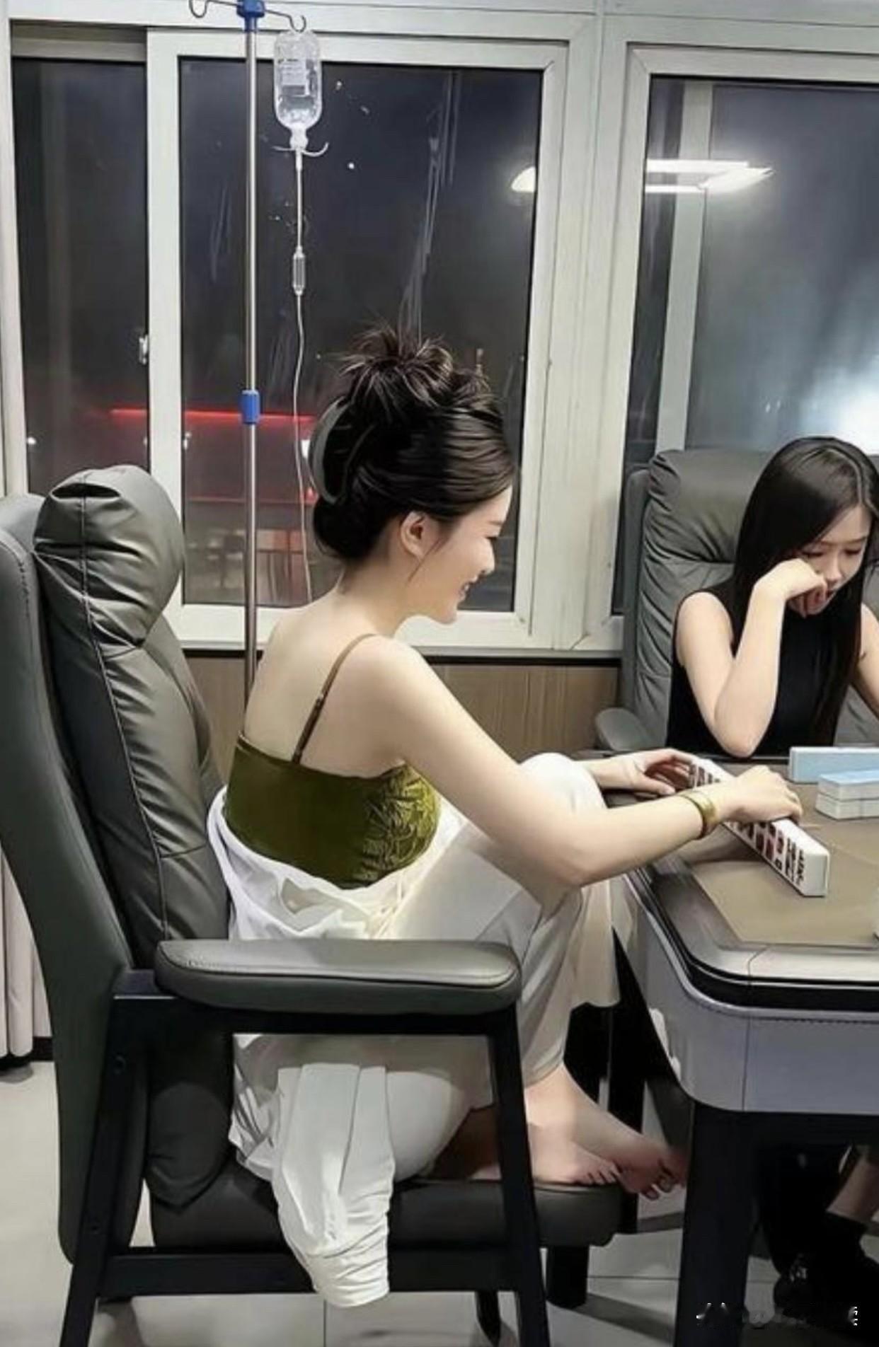 很好奇，经常看到一些女孩子天天泡在麻将馆里，难道她们真能靠运气养活自己吗？