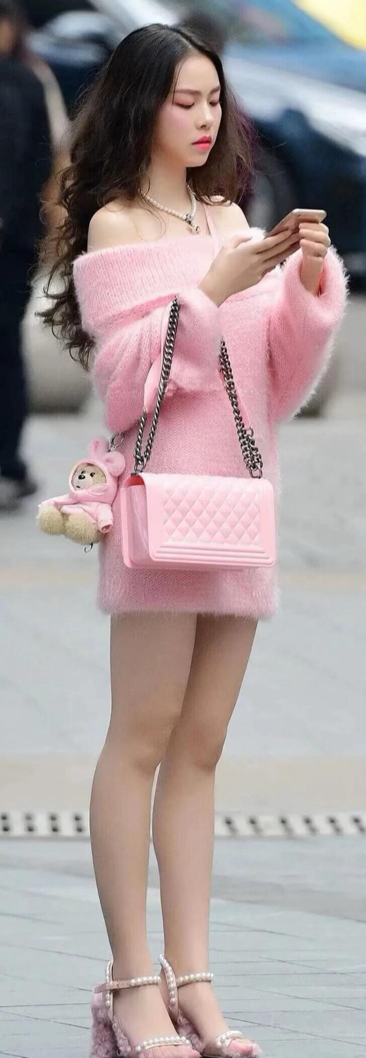 春暖花开粉色是非常适合美女穿搭