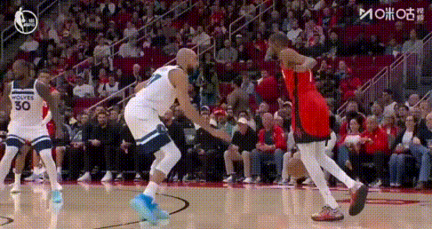 你敢信？戈贝尔竟面断杜兰特！
图1-2：杜兰特一个体前变向，没想到戈贝尔竟抢断了