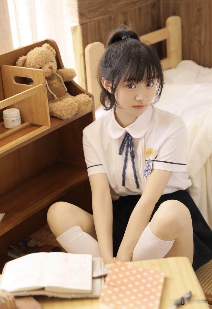 这姑娘在房间看书，好乖巧哦。温柔读书氛围感 书香润学识 看书氛围感