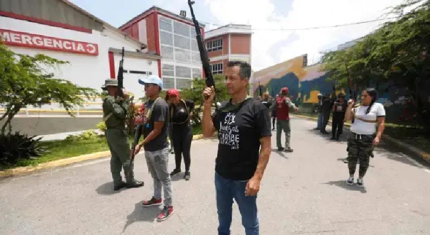 有人在聊“美军夜袭加拉加斯”的故事，这类说法到底靠不靠谱？
 
现实里，委内瑞拉