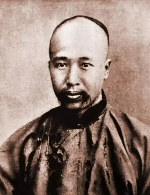 康有为“麻绳体”对联欣赏

康有为（1858—1927）是广东南海县人，字祖诒，