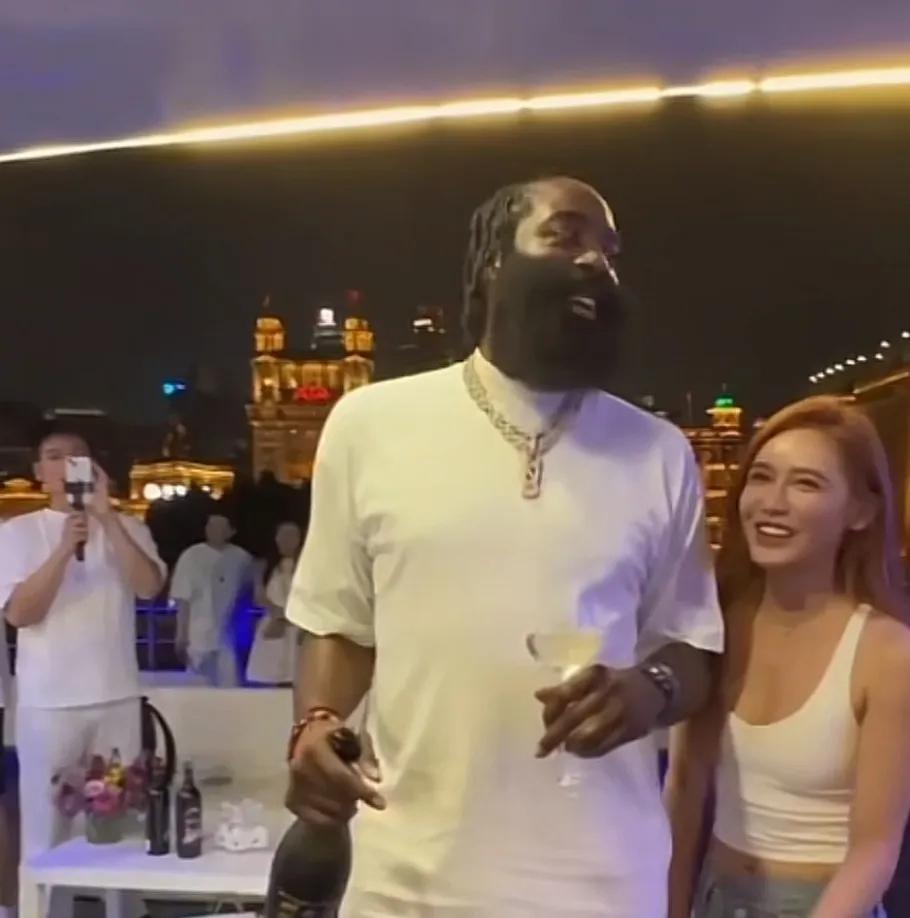 美娜太会玩了，竟将见多识广的哈登给整不会了！

近日，知名篮球女主播美娜参加了N