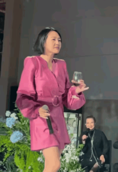 这到底是什么样的奇葩呀
自己哗众取宠装傻一辈子

如今却还要手把手教女儿
这在古