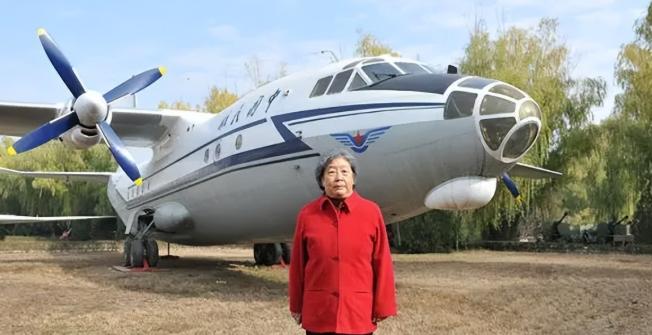 1982年，刘晓连驾驶着安－2型运输机，从张家口机场起飞，爬到700米高空时，眼