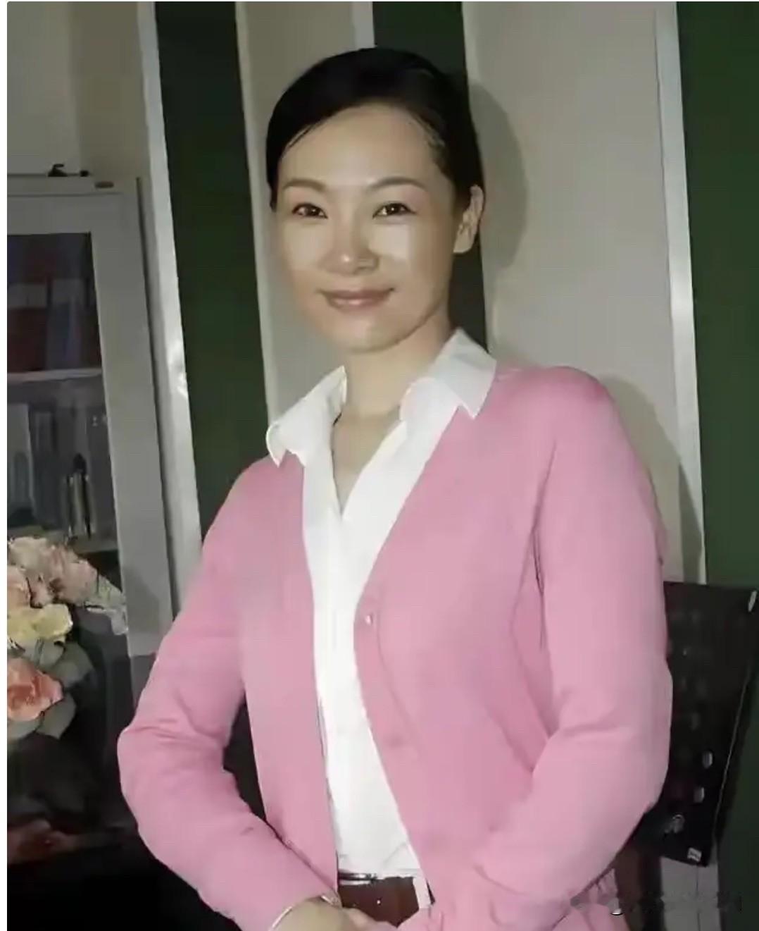 她15次亮相中央电视台春节晚会，著名女高音歌唱家。故土难离，后来回到杭州师范大学