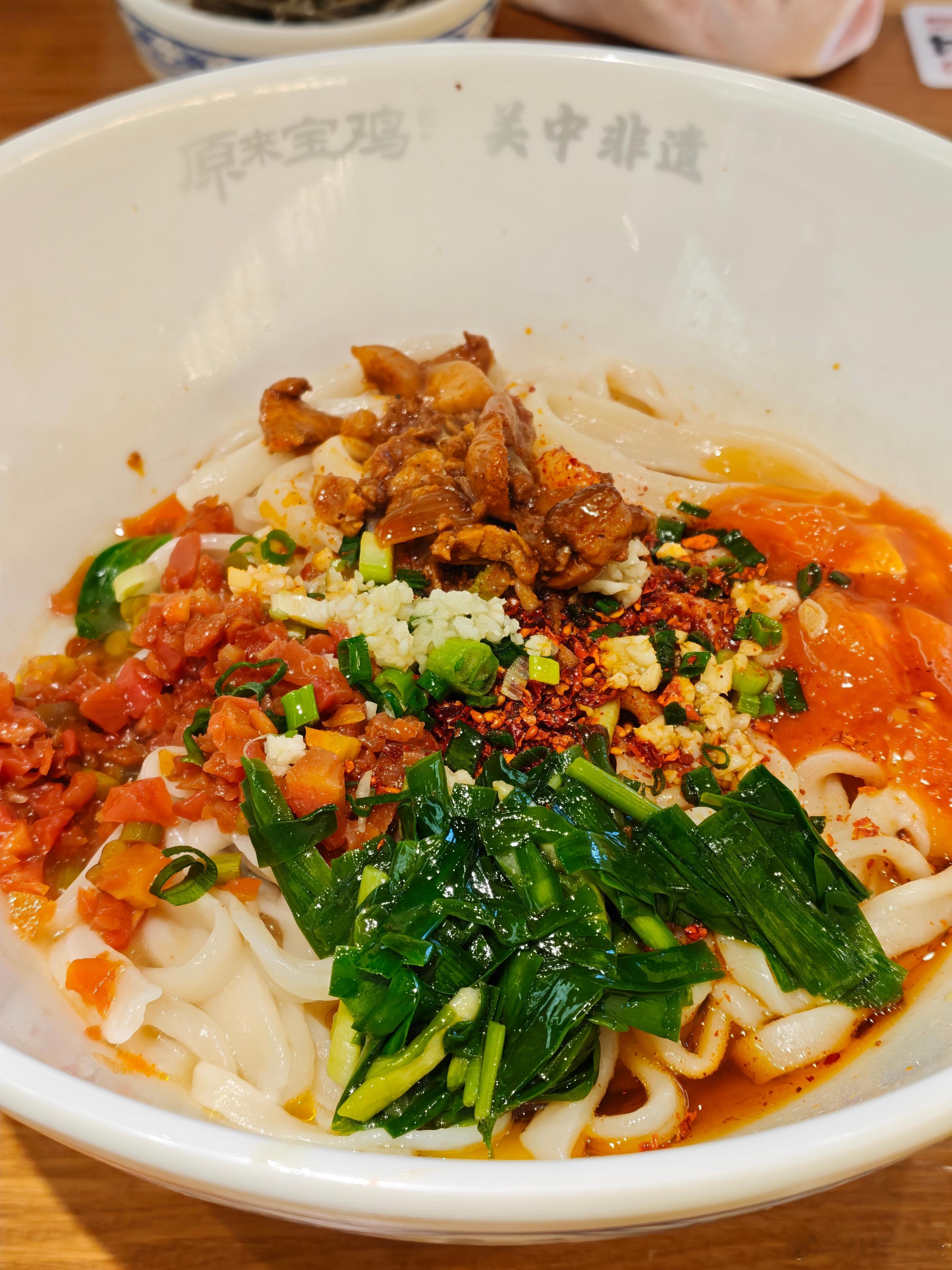 好久没吃面了！对于老陕来说，还是咥碗燃面吃着香！五合一棍棍面，美滴很美滴很～ 