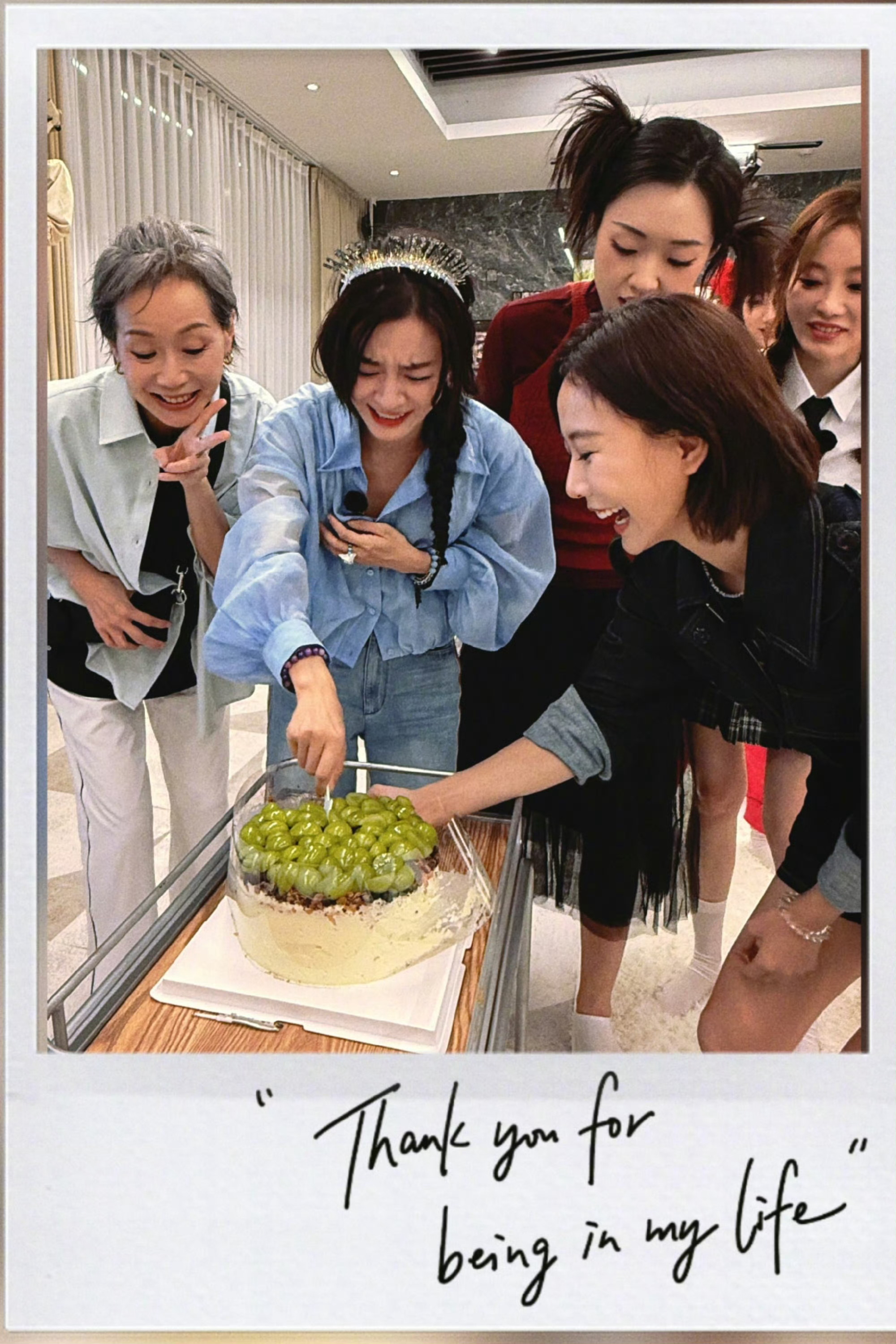 总算是轮到我们李晟过生日了！希望李晟姐一直可以被爱包围着！[来抱抱] ​​​