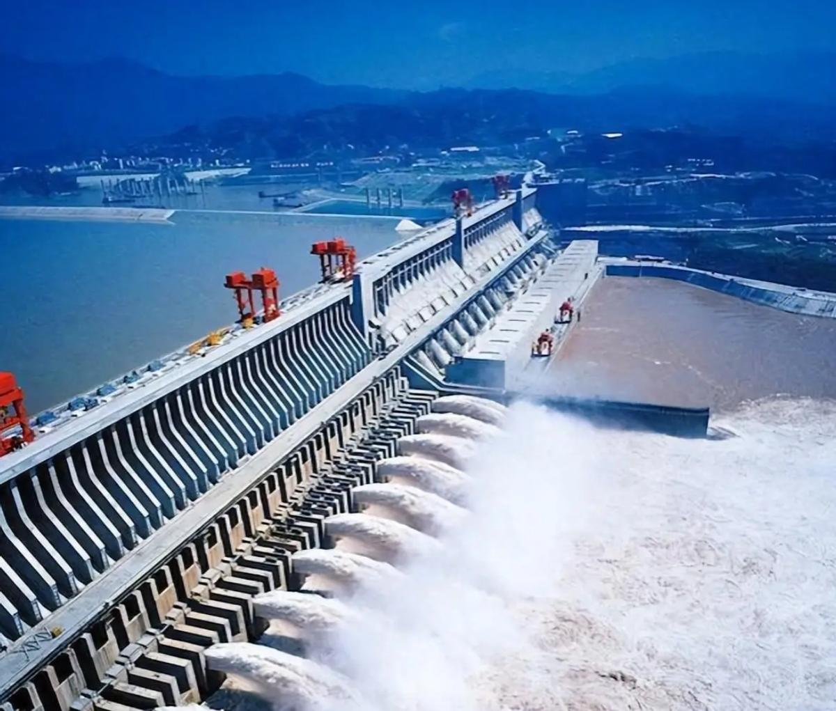 “三峡大坝建成后，迟早要被炸掉。”1992年，说出这句骇人听闻的话的不是别人，正