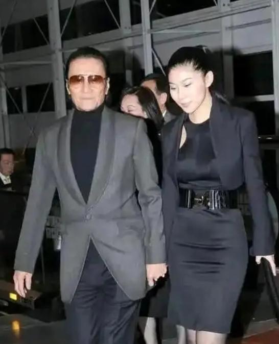 1985年，谢贤欠下了1600万赌债，被逼债，走投无路，妻子狄波拉经谢贤同意后，