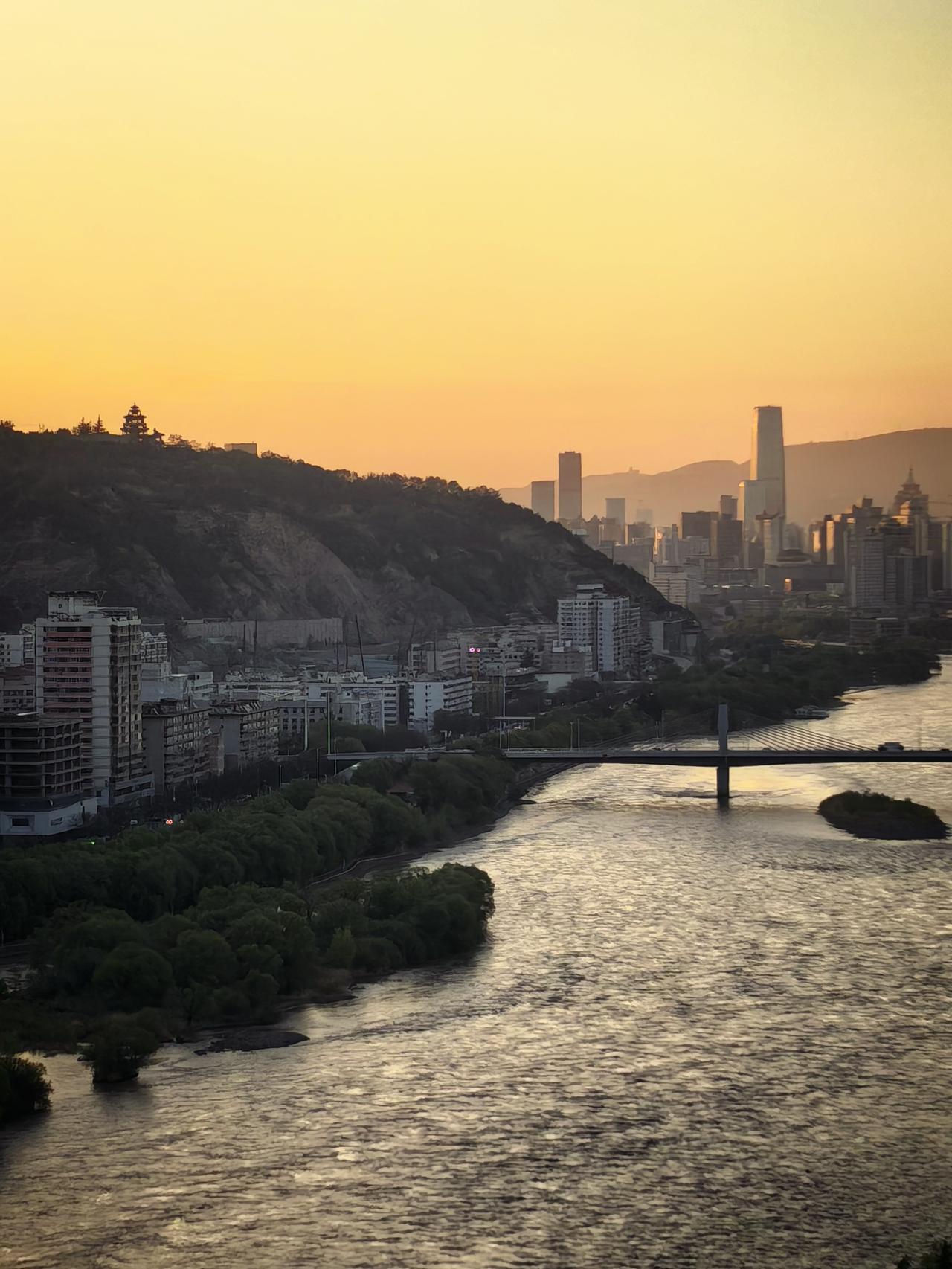 西部摄影 手机摄影 晓色初开映兰山，金波初涌大河间。凭栏尽揽晨光里，慢品清欢意自