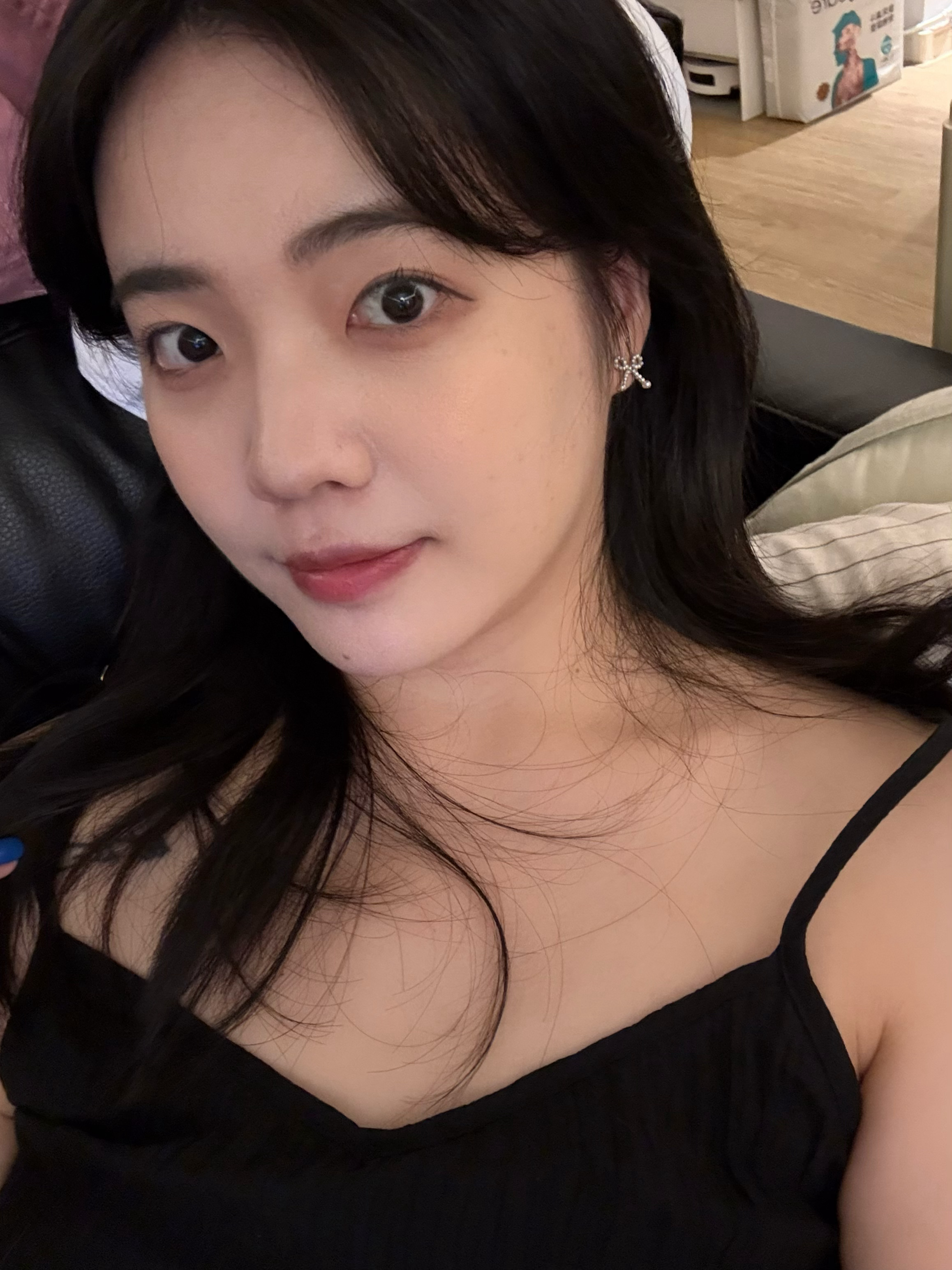 最喜欢的时刻 舒舒服服躺沙发上看剧先看一集再卸妆 最近很推荐这一部《努力克服自卑