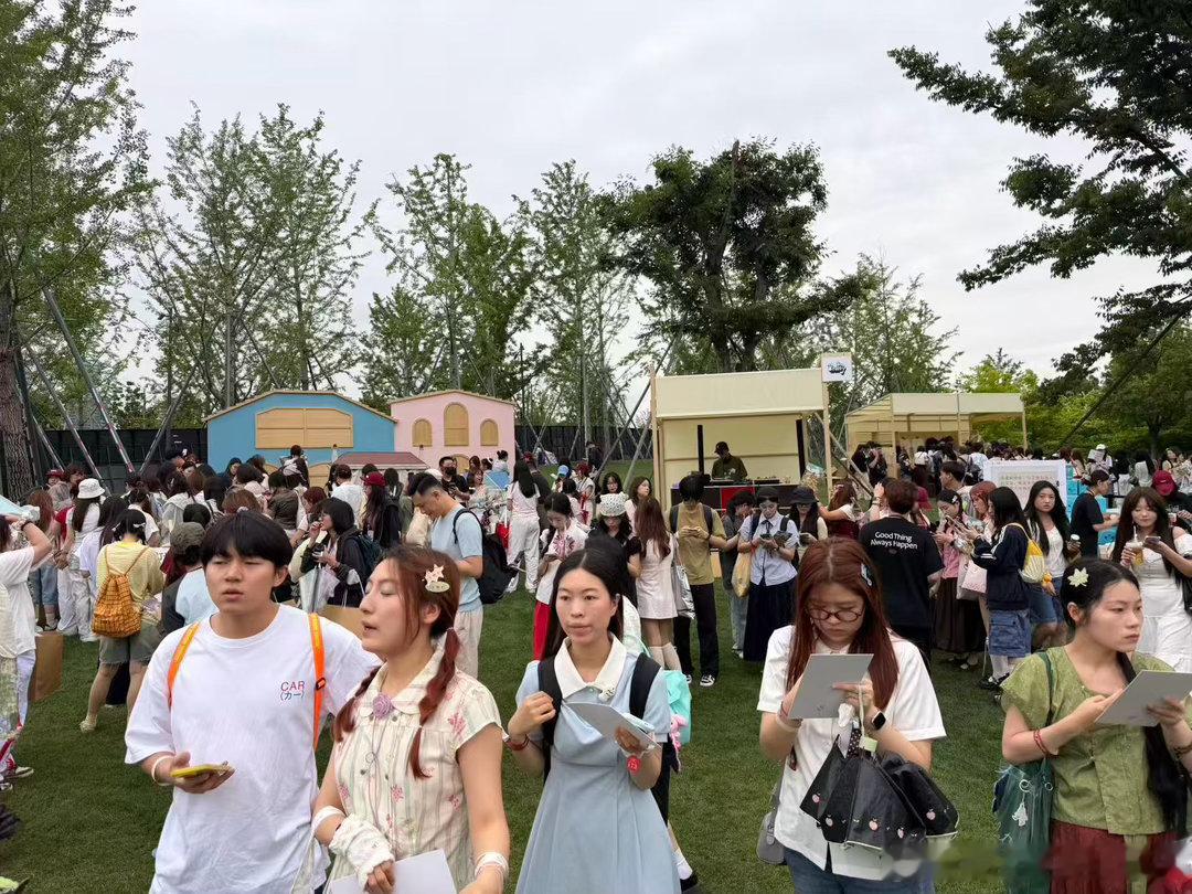 欧阳娜娜回应上海演唱会欧阳娜娜回应演唱会针对上海演唱会舆论，欧阳娜娜真诚回应，通