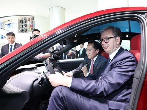 雷军万万没想到，
武契奇参观小米工厂后，
网友竟然强烈要求，
让小米集团直接送他