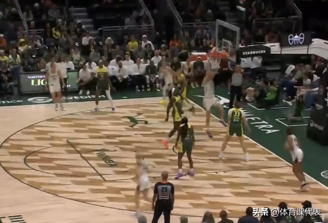 WNBA常规赛实时战况，韩旭半场替补8分钟贡献6分，自由人落后风暴8分！北京时间