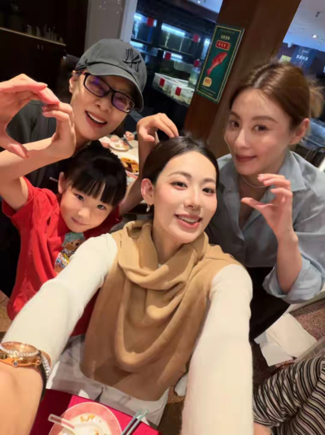李萍与俩女儿过中秋节，61岁保养的真好，祖孙三代同框颜值都很高 ​​​