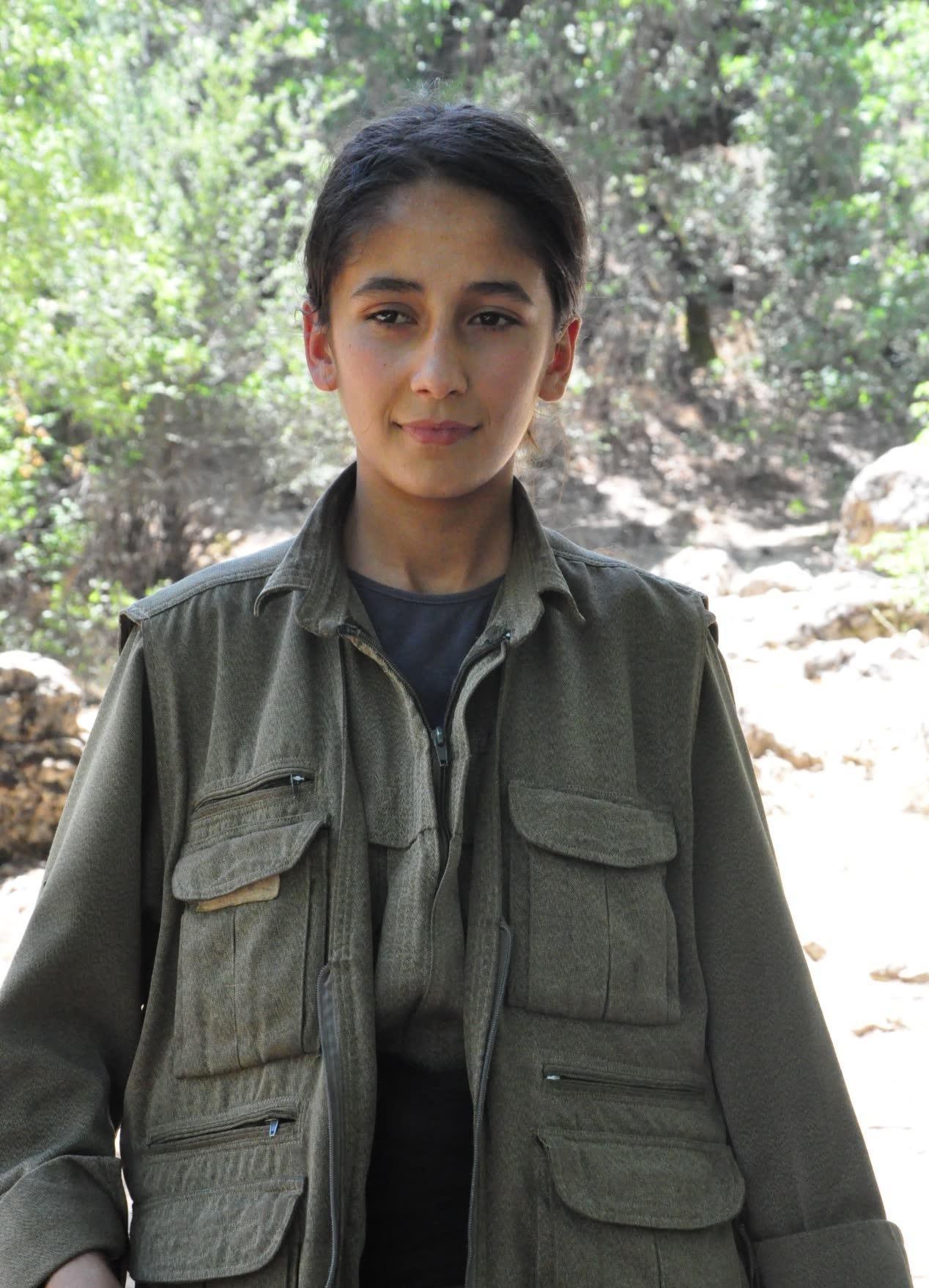 看看被朱拉尼发动战争杀掉的库尔德女兵，多么瘦小，一脸悲伤。
而朱拉尼却这么风光得